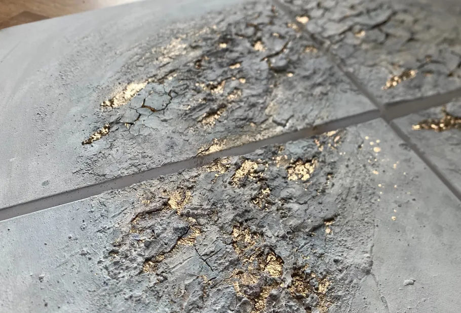 Texturierte Kunst mit Goldakzenten Nahaufnahme.