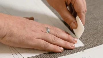 Hand zeichnet auf Stoff mit Kreide.