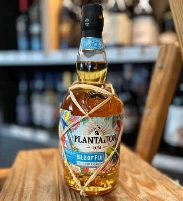 Flasche Plantation Rum auf Holzoberfläche.