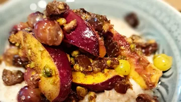 Frucht-Nuss-Dessert in einer Schüssel.