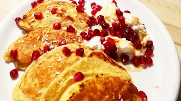 Pfannkuchen mit Granatapfelkernen und Sahne.