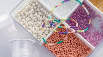 Verschiedene bunte Perlen und elastische Armbänder.