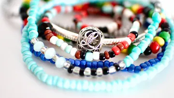 Bunte Perlenarmbänder auf einer weißen Oberfläche.