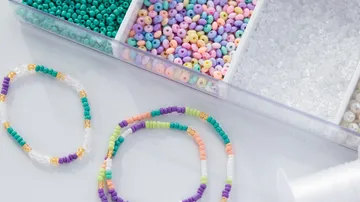 Bunte Perlenarmbänder mit Perlenorganizer.