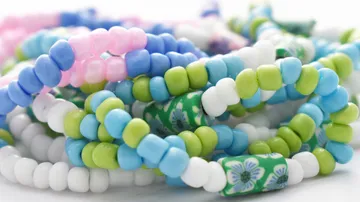 Bunte Perlenarmbänder in einem Haufen.
