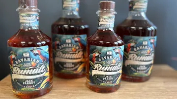 Vier Flaschen bayerischer Rum auf Tisch.
