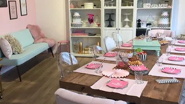 Esszimmer mit rosa Dekor in gemütlichem Raum.
