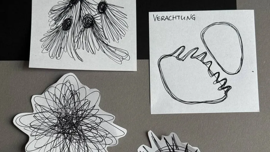 Papier mit abstrakten schwarzen Tinten-Gekritzel.