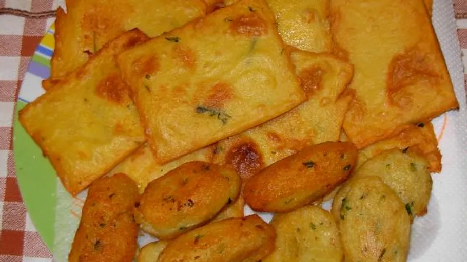 Fried farinata on plate, checkered tablecloth.
