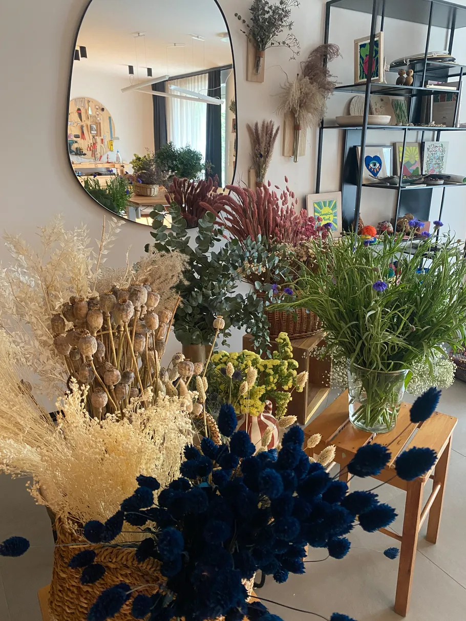 Vasen mit Trockenblumen in stilvollem Raum.