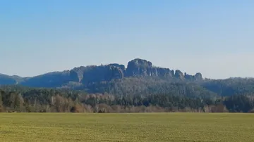 Felsformation unter klarem blauen Himmel.