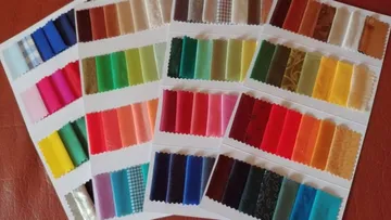 Bunte Stoffmuster in Reihen angeordnet.