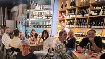 Gruppe in Weinbar genießt gemeinsam Getränke.
