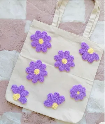 Tragetasche mit lila Blumendesigns.