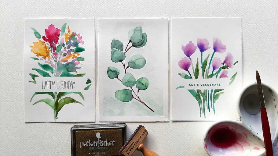 Drei Aquarell-Grußkarten auf einem Tisch.