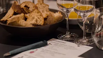 Brot und Gläser auf einem Tisch.