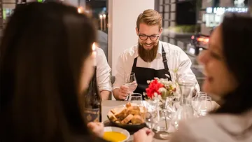Menschen essen zusammen in einem Restaurant.