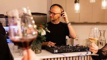 DJ spielt Musik bei kleinem Treffen.