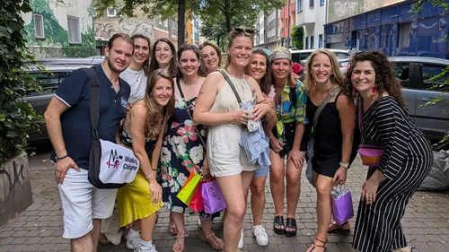 Gruppe von Menschen lächelt auf Straße.