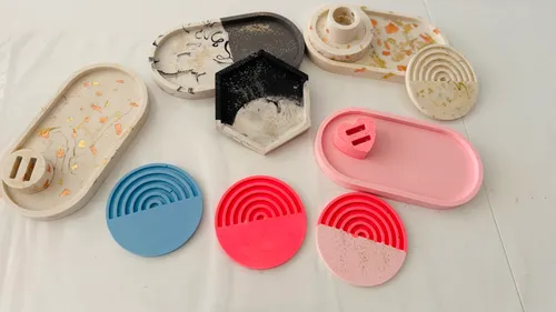 Bunte Harztabletts und Untersetzer auf Tisch.