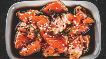 Lachs-Sashimi in Sojasauce-Schale.