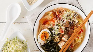 Schüssel Ramen mit Ei und Tofu-Garnitur.