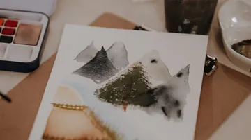 Aquarellbild von Bergen auf Papier.