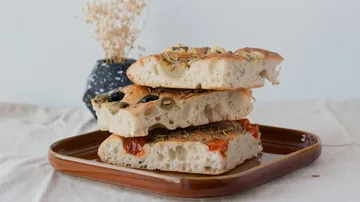 Focaccia-Scheiben auf braunem Teller gestapelt.