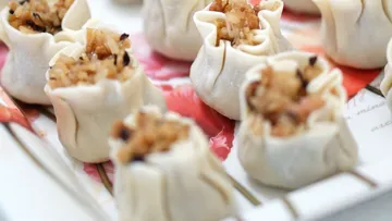 Close-up of dumplings filled with meat, on a plate.