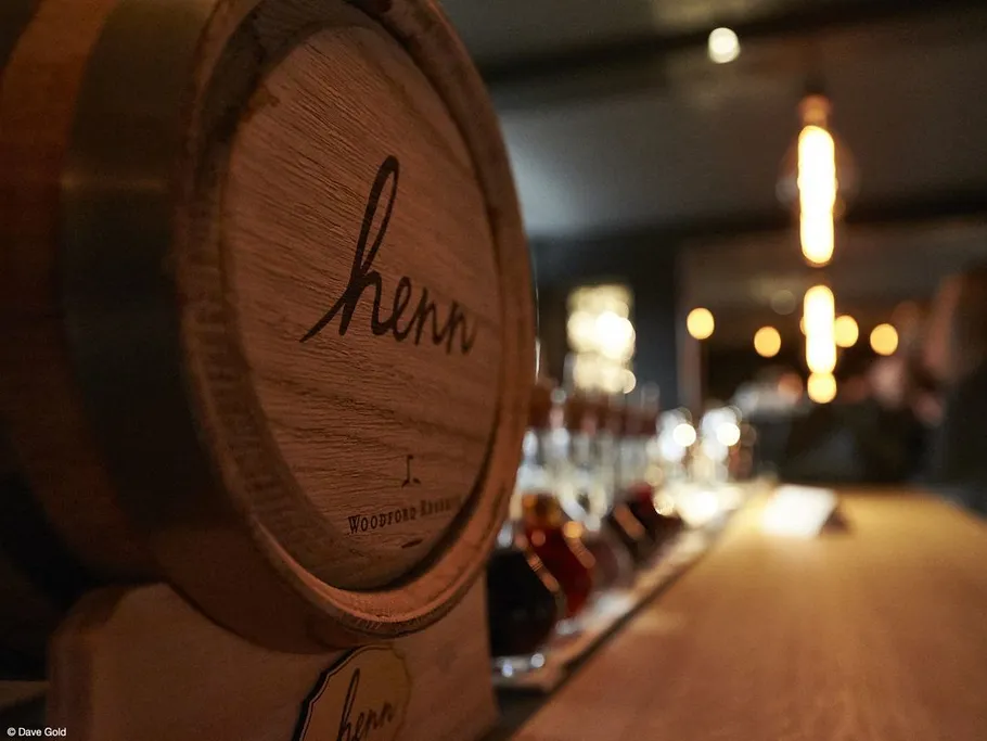 Fass steht auf der Theke, während eine Bar umgeben ist.