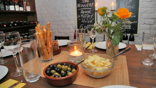 Tisch gedeckt mit Snacks und Wein im Restaurant.