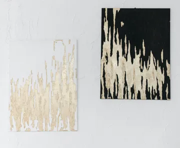 Zwei abstrakte Gemälde mit goldenen Texturen.