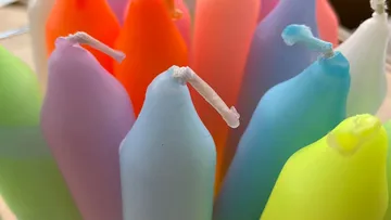 Bunte, unbeleuchtete Kerzen in Nahaufnahme.