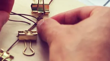 Hand knotet Schnur mit Klammern.