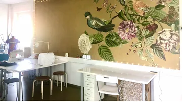 Nähzimmer mit großer Blumenwandmalerei.