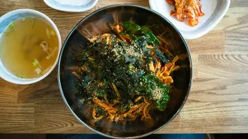 Koreanische Nudeln in Schüssel mit Suppe und Kimchi.