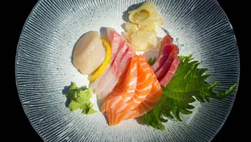 Sashimi-Platte mit Wasabi und Shisoblättern.