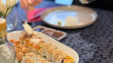 Sushirollen auf einem Esstisch serviert.