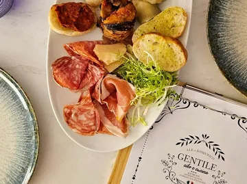 Italienische Wurstplatte auf weißem Tisch.