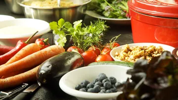 Gemüse und Obst auf Küchentheke.