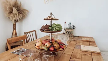 Gestufte Obstschale auf Holztisch.
