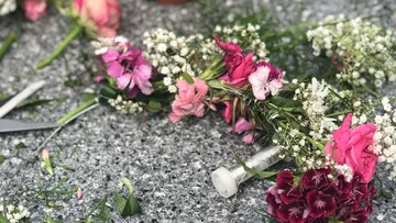 Blumenkranz wird auf Steinoberfläche gefertigt.