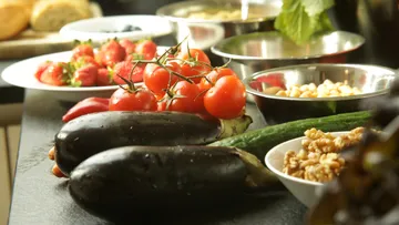 Frisches Gemüse und Obst auf einer Küchentheke.