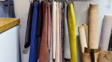 Bunte Lederstoffproben im Laden aufgehängt.