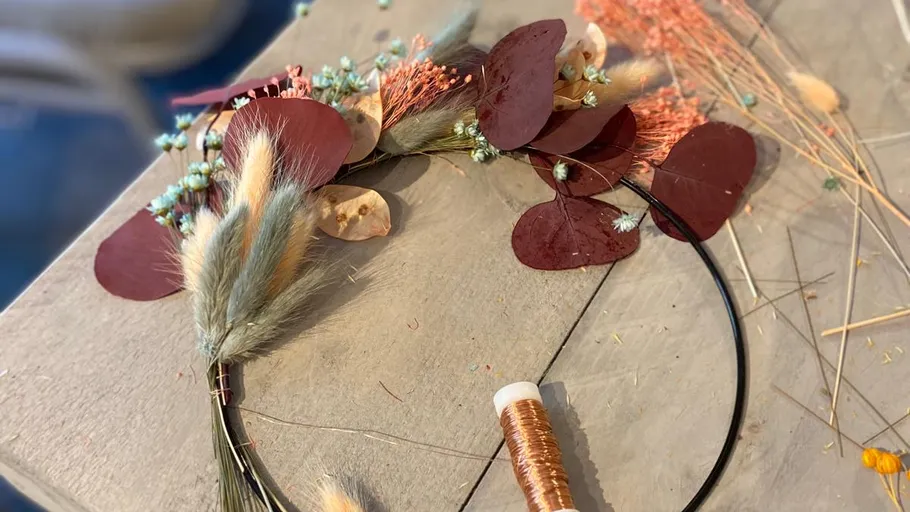 Blumenschmuck wird auf einem Tisch gebastelt.