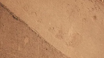 Strukturierte Wand mit rauem Oberflächenmuster.
