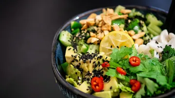 Bunter Poke-Bowl mit Gemüse und Nüssen.