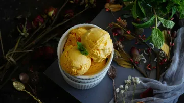 Eiskugeln in Schüssel mit Blumen.
