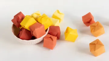 Origami-Papierboxen in einer Schale und verstreut.