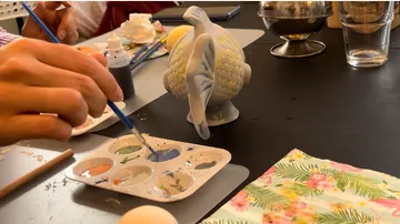 Hand bemalt Keramikskulptur auf Tisch.